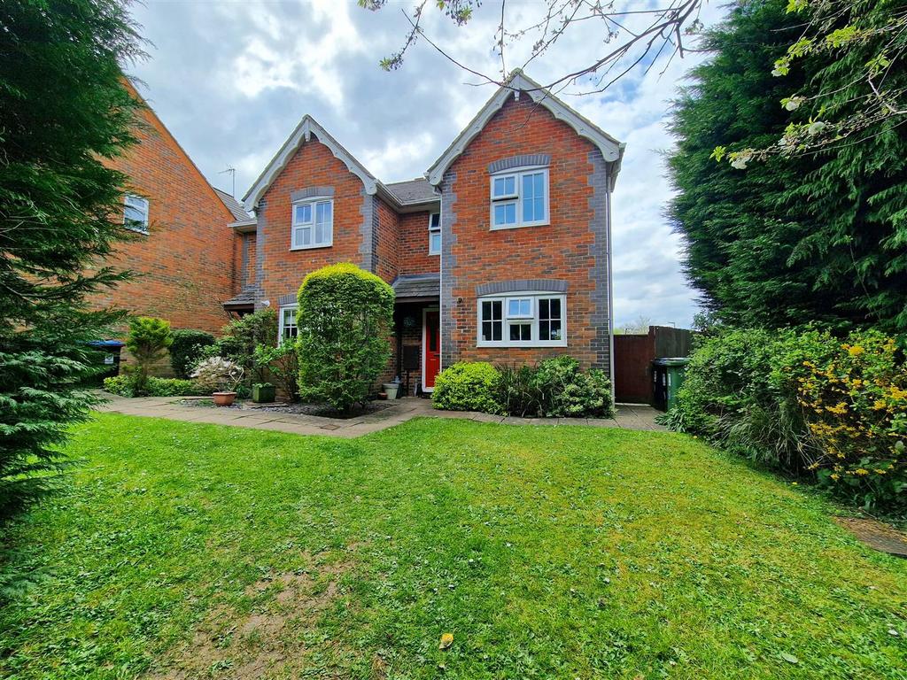 Farriers Close, Bovingdon, Hemel Hempstead 3 bed semidetached house