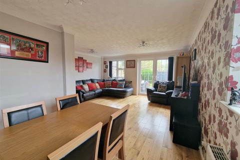 9 Farriers Close, Bovingdon, Hemel Hempstead, HP3 0UL