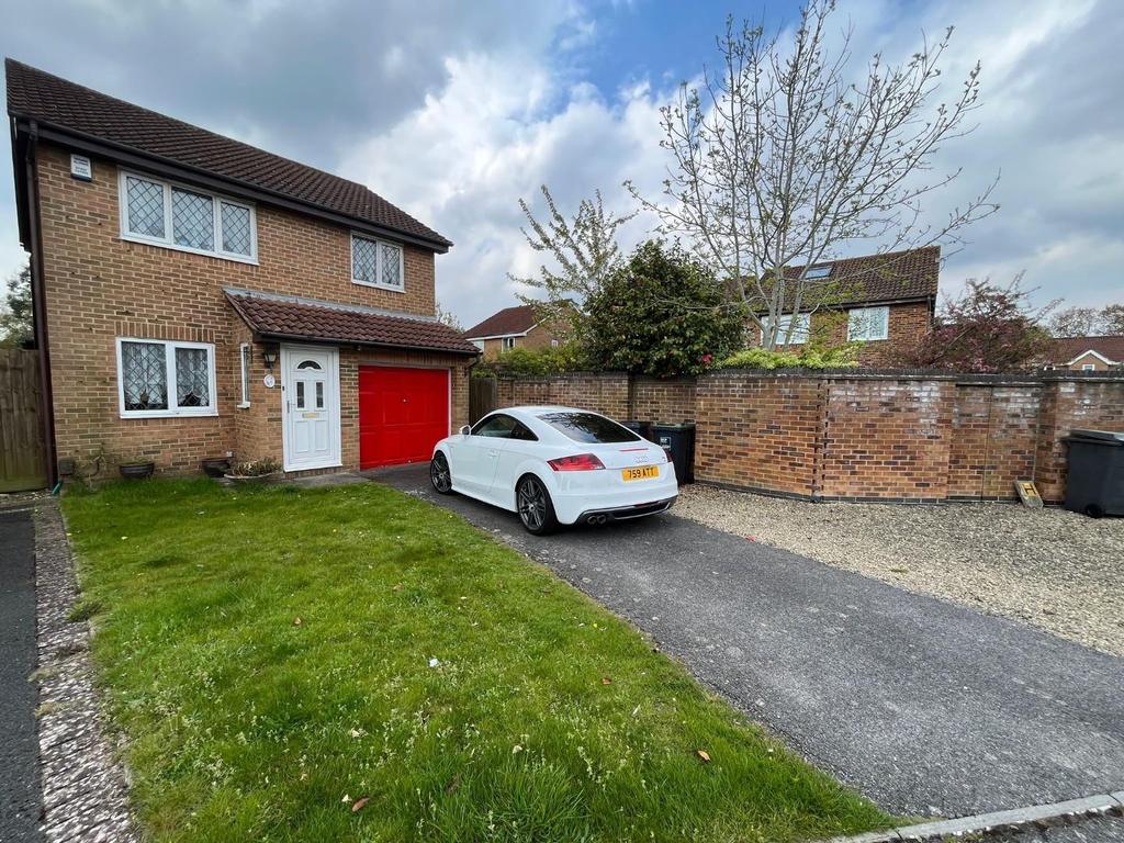 Hazelton Close, Bournemouth 3 bed detached house £1,595 pcm (£368 pw)