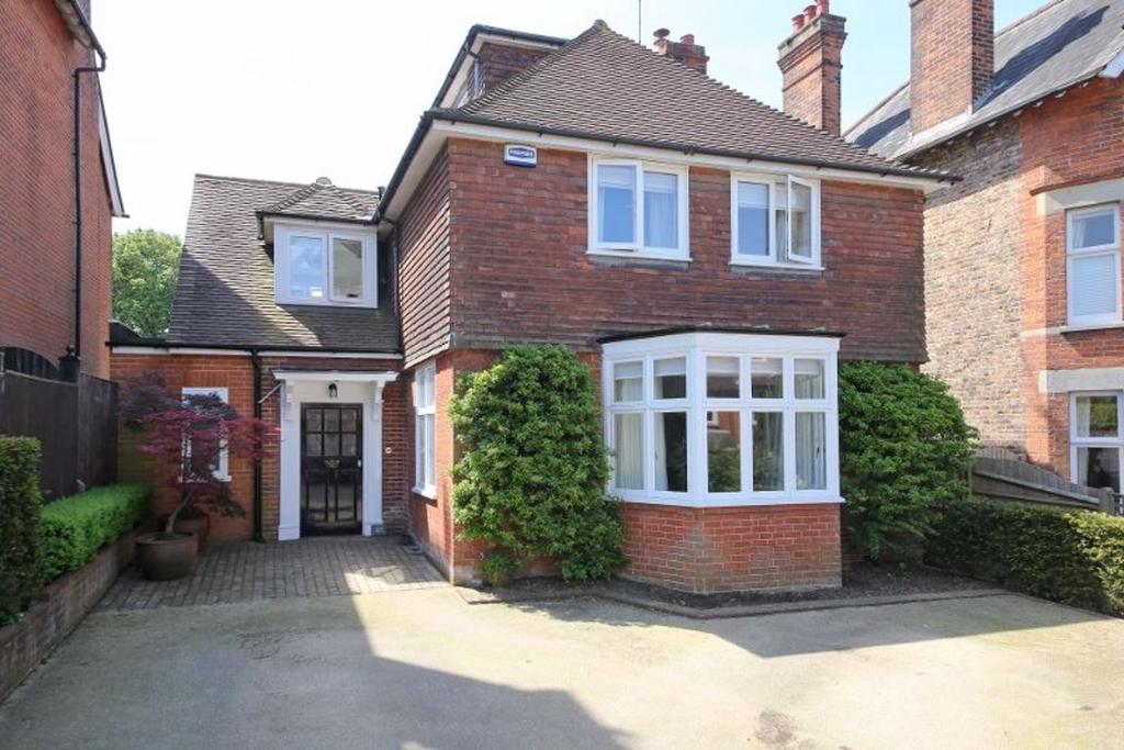 The Drive, Sevenoaks TN13 3AD 5 bed detached house £6,000 pcm (£1,385 pw)