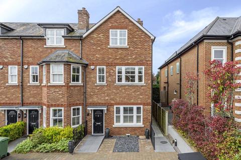 5a Warren Close, Esher, KT10 9RU