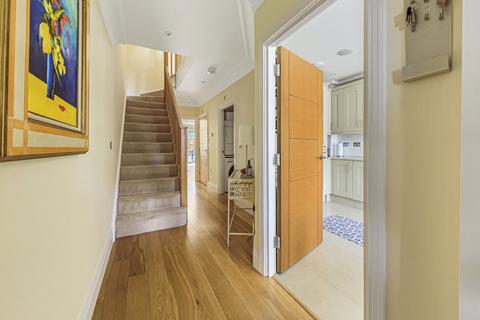 5a Warren Close, Esher, KT10 9RU