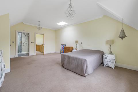 5a Warren Close, Esher, KT10 9RU