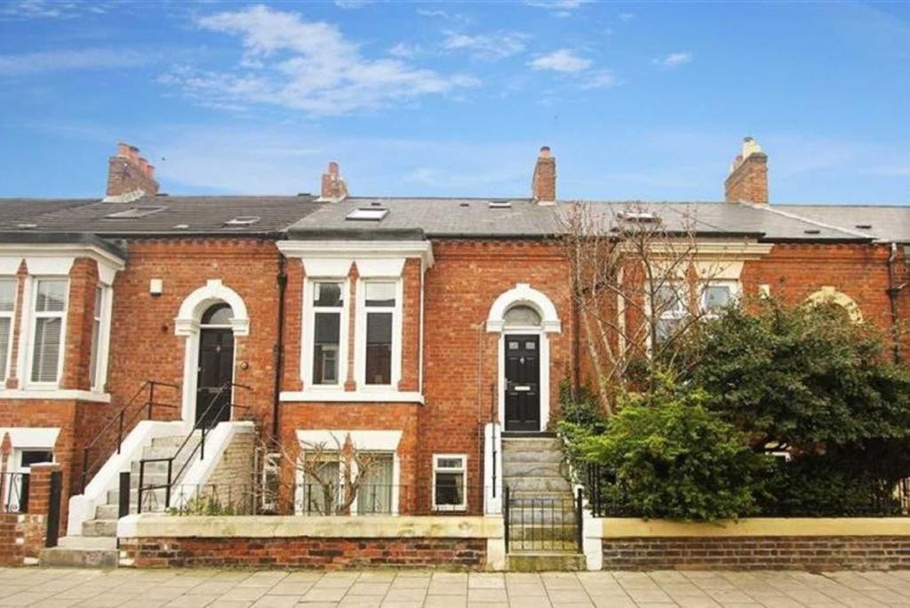 Victoria Terrace, Whitley Bay, Tyne... 2 bed £700 pcm (£