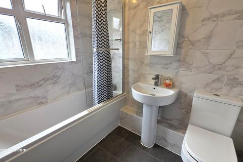 3 bedroom semi-detached house to rent, Warren Crescent, LONDON N9