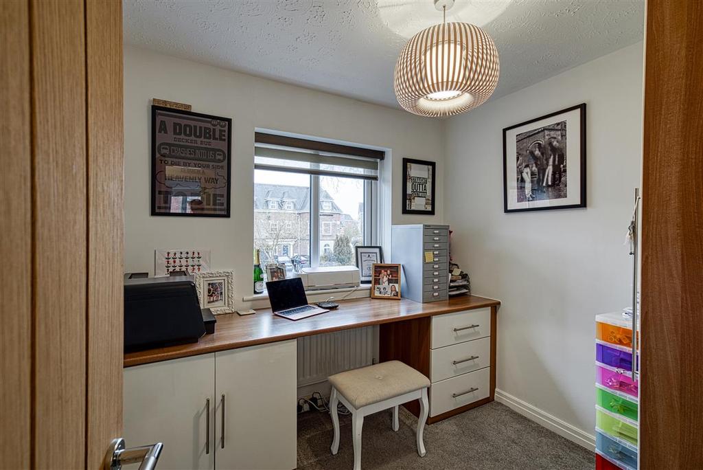 Bedroom 5 /Office