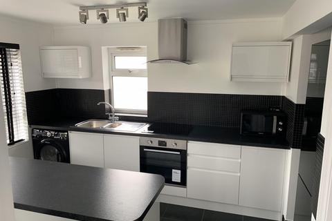 3 bedroom flat to rent, Winnall