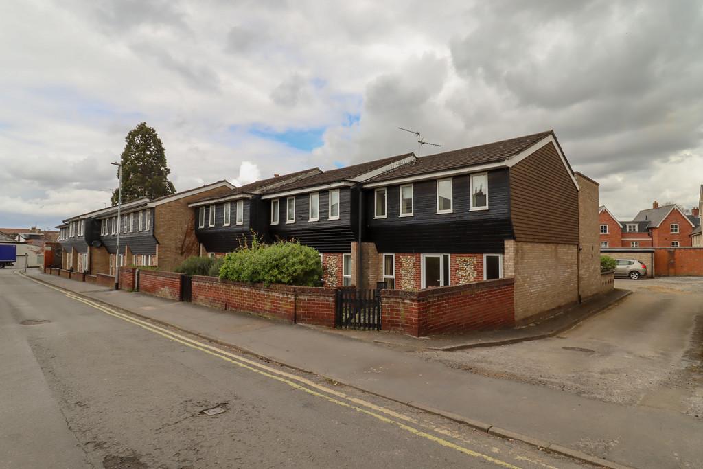 Park Lane, Newmarket 3 bed end of terrace house £1,400 pcm (£323 pw)