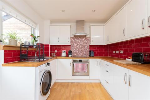 20 Ashkirk Place, Dundee, DD4 0TN
