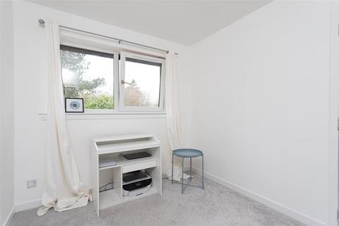 20 Ashkirk Place, Dundee, DD4 0TN