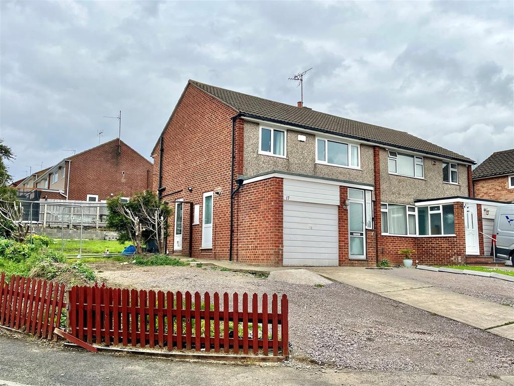Cedarwood Drive, Tuffley, Gloucester 3 bed semidetached house £280,000