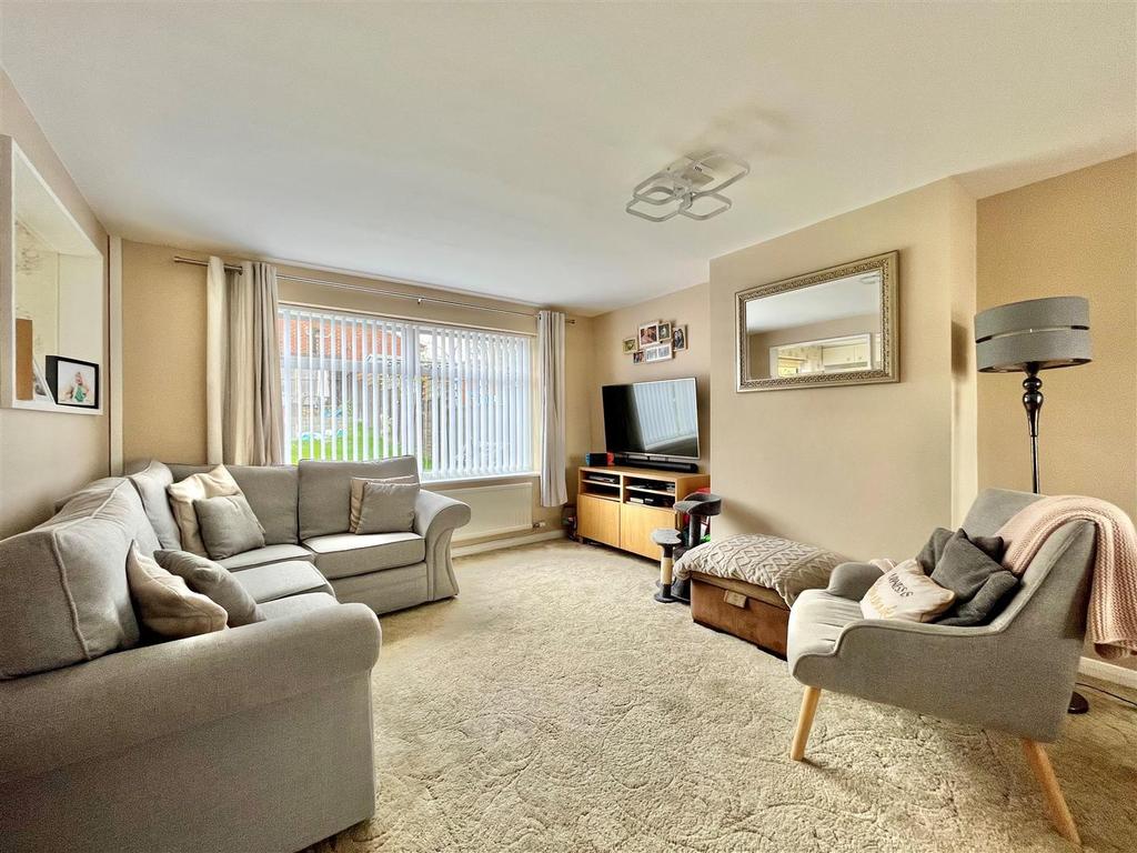 Cedarwood Drive, Tuffley, Gloucester 3 bed semidetached house £280,000