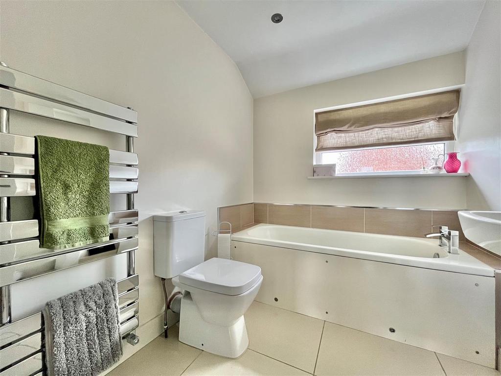 Cedarwood Drive, Tuffley, Gloucester 3 bed semidetached house £280,000