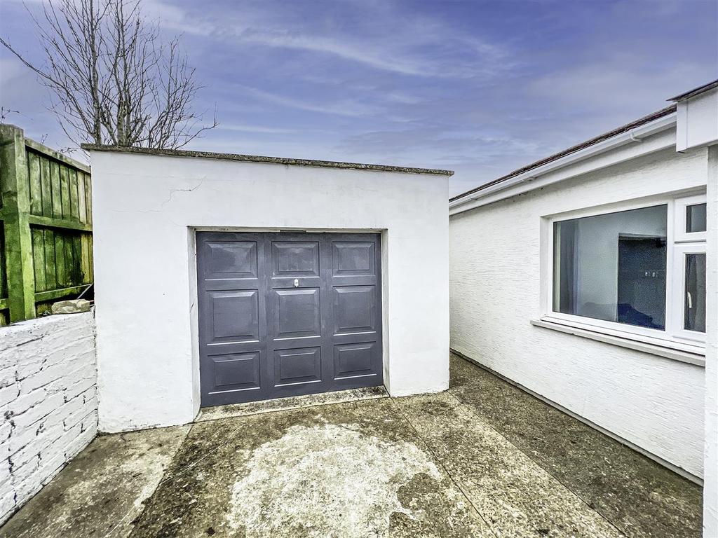 21 Douglas James Way, Haverfordwest 3 bed bungalow £280,000