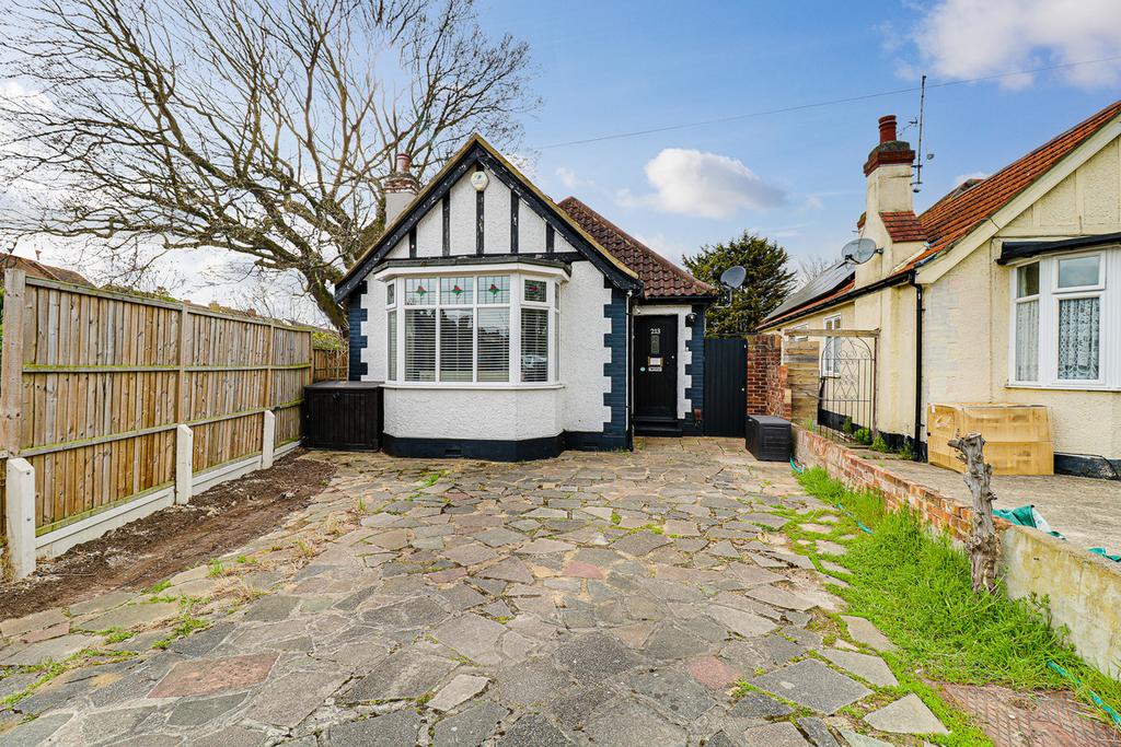 Westbourne Grove, Westcliffonsea, SS0 2 bed detached bungalow £375,000