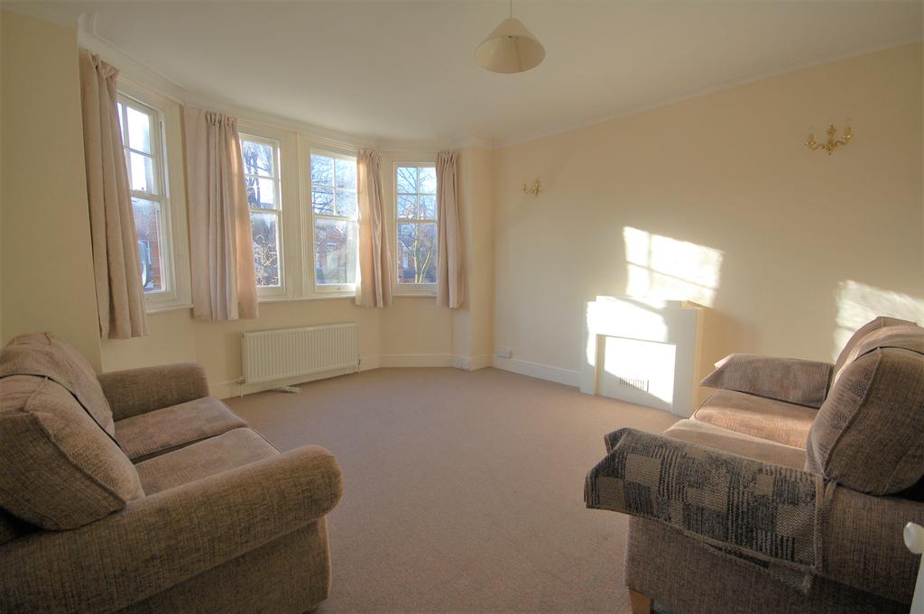 Dukes Avenue, Chiswick W4 3 bed flat £1,898 pcm (£438 pw)