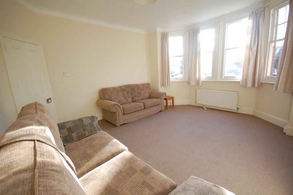 Dukes Avenue, Chiswick W4 3 bed flat £1,898 pcm (£438 pw)
