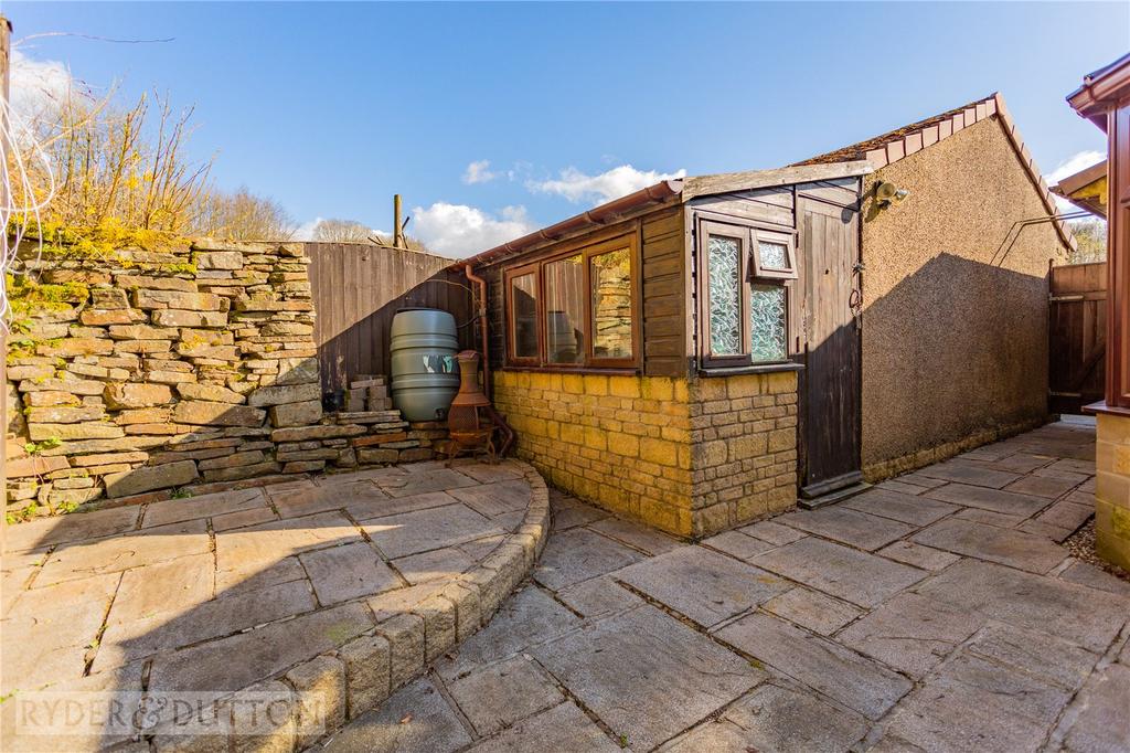 Detached Garage: