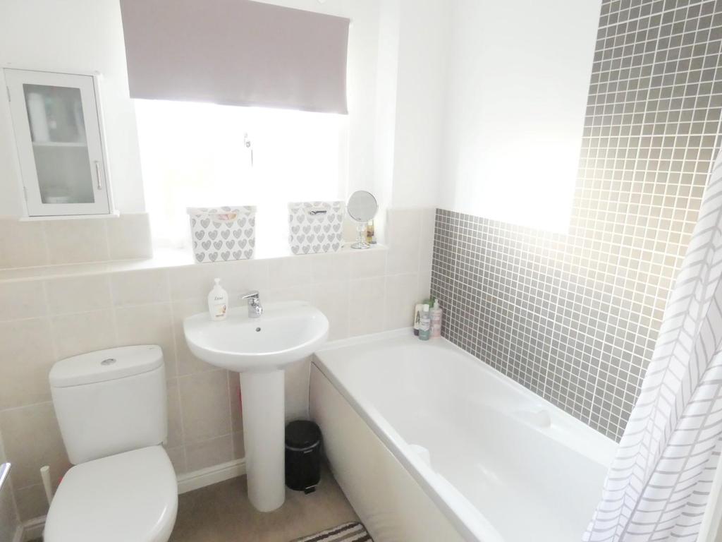 16 Amber Bathroom .JPG