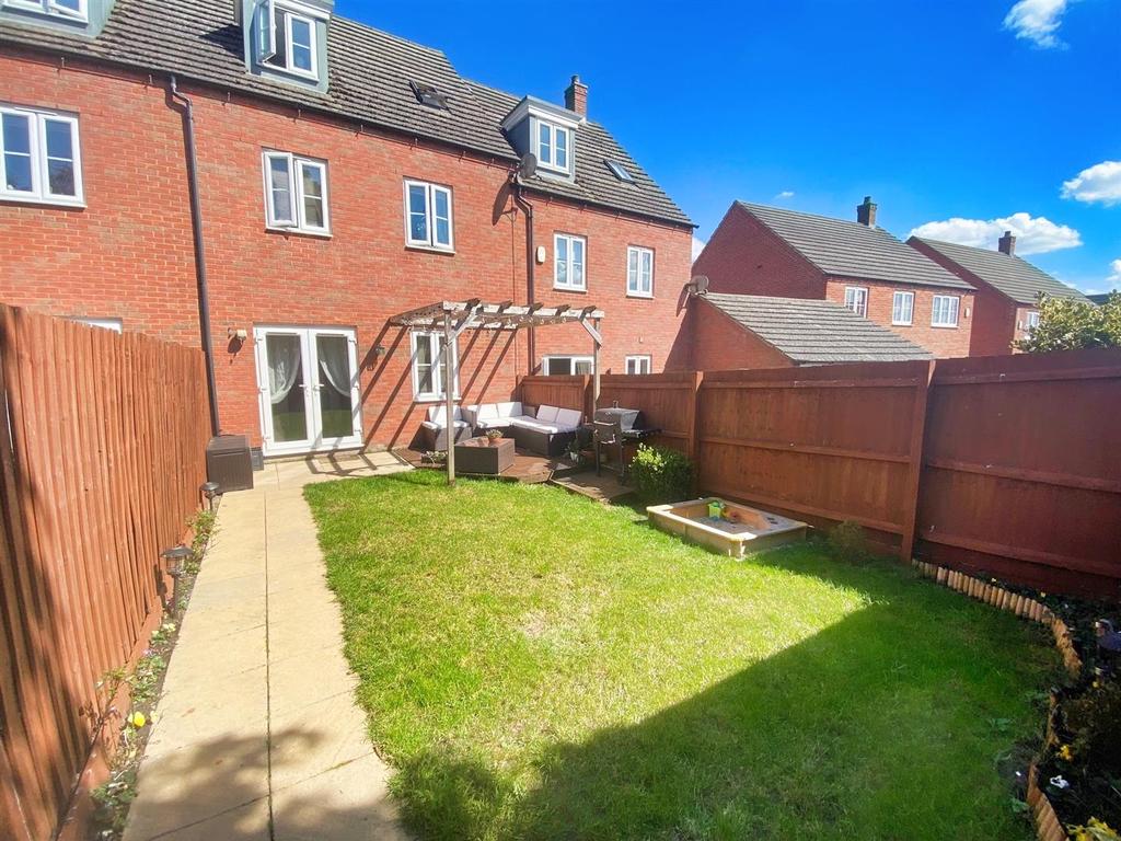 Canal Lane, Deanshanger, Milton Keynes 4 bed townhouse £375,000