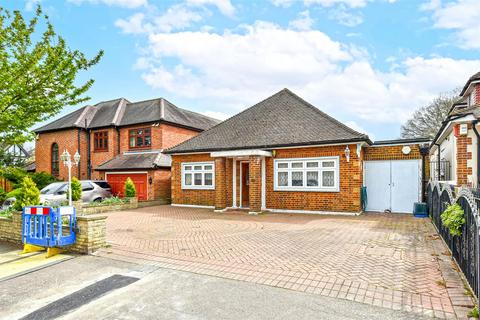 3 bedroom detached bungalow to rent, Raynes Avenue, Wanstead, E11