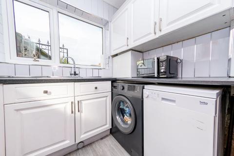 15 Lingwell Avenue, Leeds, LS10 3SY