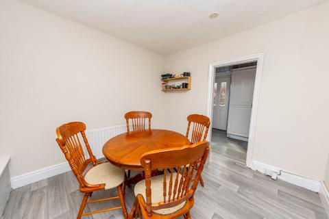 15 Lingwell Avenue, Leeds, LS10 3SY