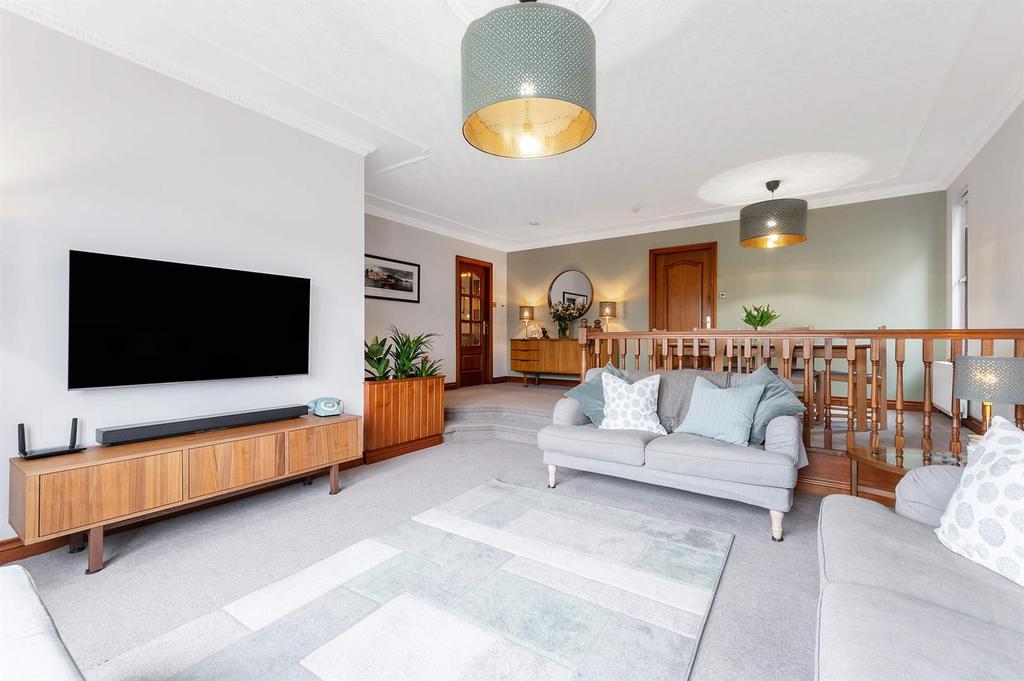 4 Queen Margaret Park, Dunfermline, KY12 0RP 3 bed detached bungalow £300,000