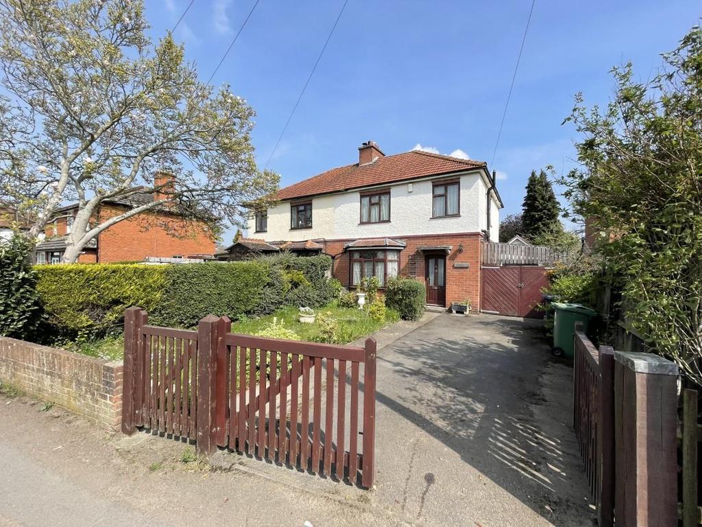 Sandhurst Lane, Gloucester 3 bed semidetached house £325,000