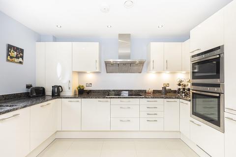 2 bedroom flat for sale, Wharncliffe Road, Highcliffe, Dorset. BH23 5DB