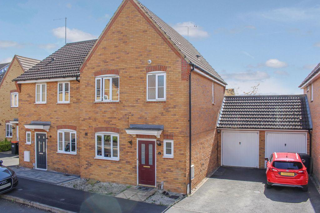 Deverell Way, Leighton Buzzard LU7 4UN 3 bed semidetached house £350,000