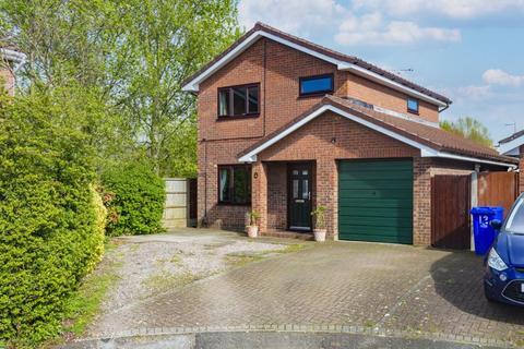 3 bedroom detached house for sale - Pulford Close, Clifton Park, Runcorn
