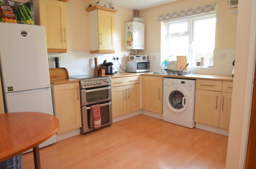 Russell Drive, Malvern, Worcestershire, WR14 2LE 2 bed end of terrace