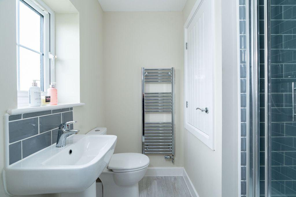 Ensuite to Bed 1