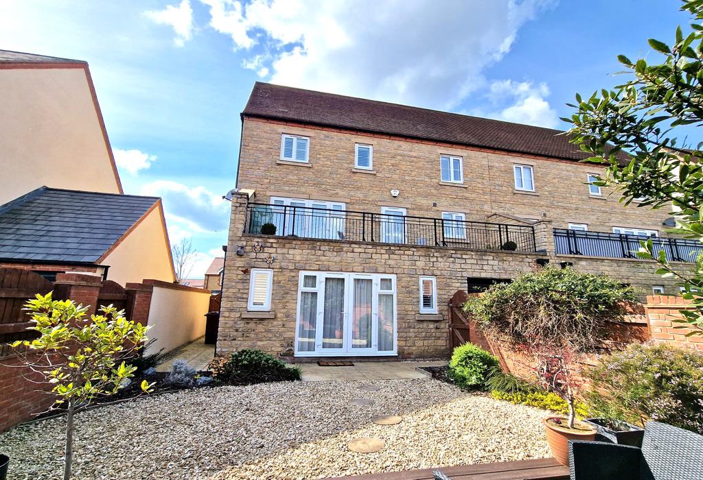 Whitelands Way, Bicester, Oxfordshire 4 bed semidetached house £500,000