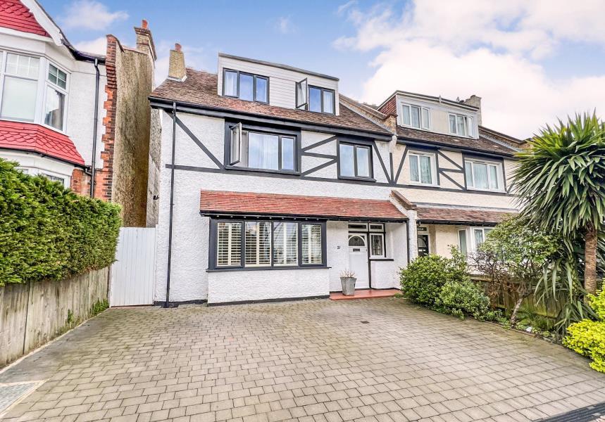 CHISLEHURST AVE, NORTH FINCHLEY, N12 6 bed semidetached house £1,300,000