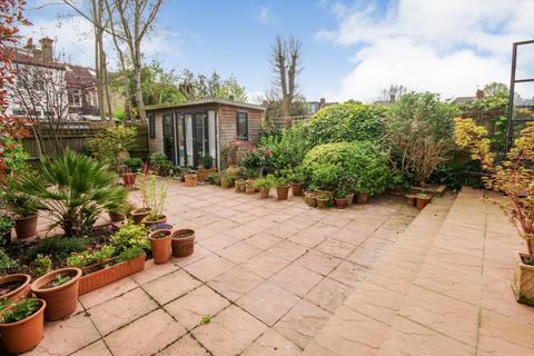 21 Chislehurst Avenue, London, N12 0HU