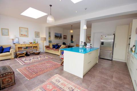 21 Chislehurst Avenue, London, N12 0HU