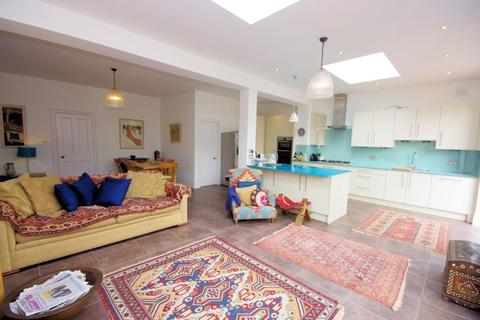 21 Chislehurst Avenue, London, N12 0HU