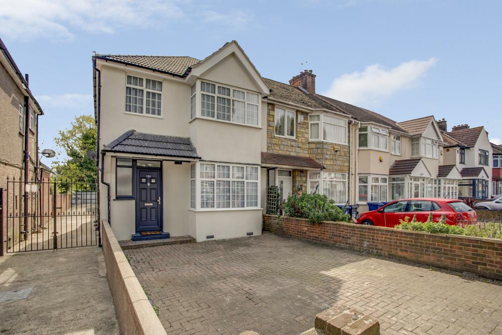Burns Avenue, Southall, London, UB1 3 bed end of terrace house £2,000