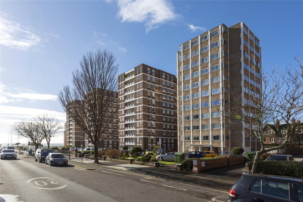 Victoria Court, 16 Grand Avenue... 2 bed apartment £325,000