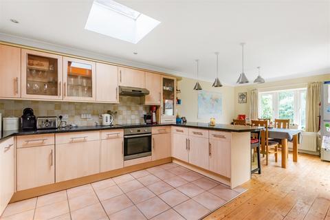 8 Greenfields, Liss, GU33 7EH