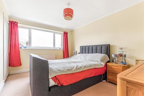 8 Greenfields, Liss, GU33 7EH