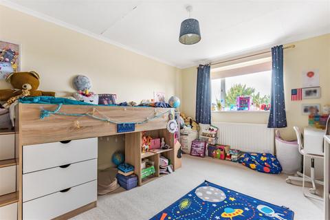 8 Greenfields, Liss, GU33 7EH