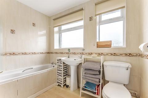 8 Greenfields, Liss, GU33 7EH