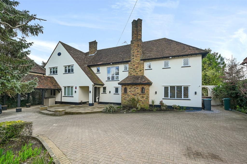 Heathside Close, Northwood... 5 bed detached house £6,500 pcm (£1,500 pw)