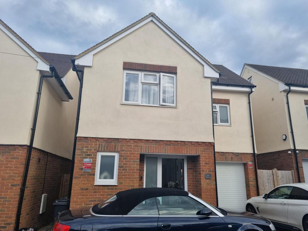 Taunton Avenue, Luton, Bedfordshire, LU2 4 bed detached house for sale £420,000