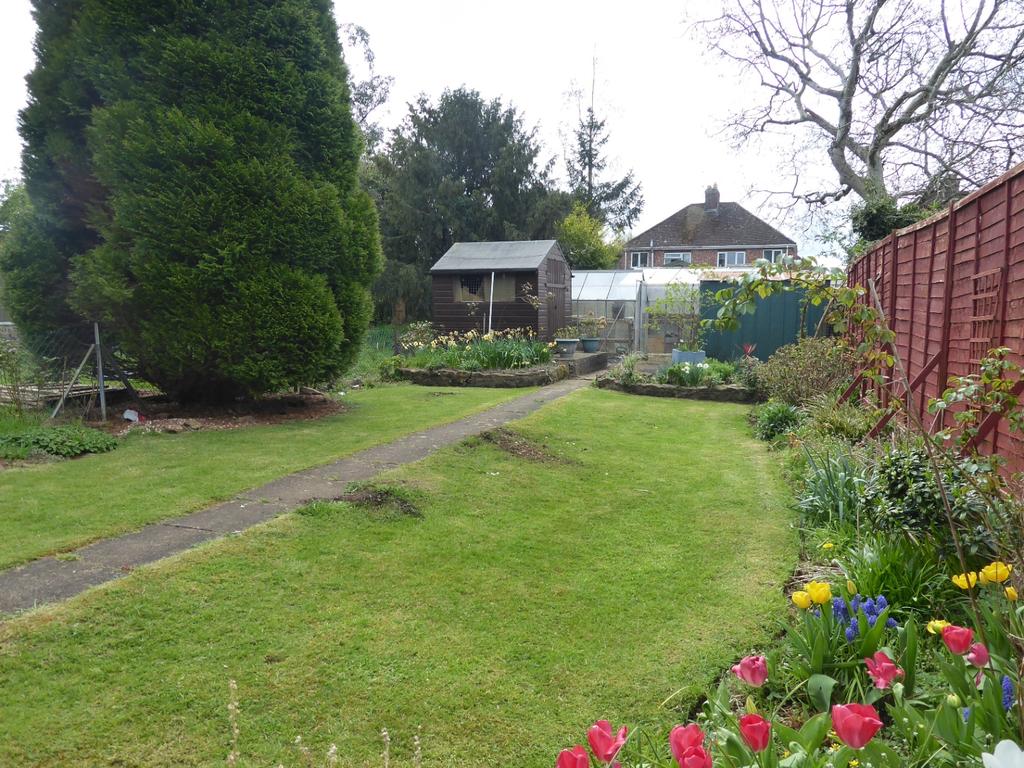 Springfield Avenue, Banbury 3 bed end of terrace house £269,950