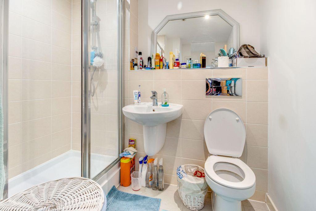 Ensuite to Bed 1