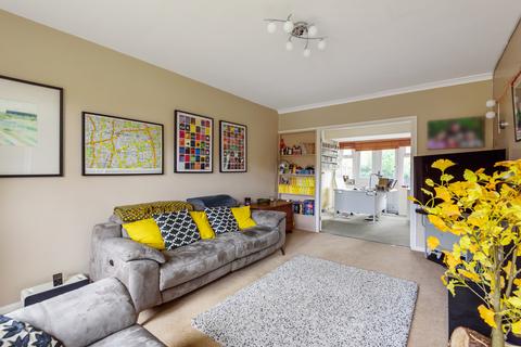 33 Beacon Close, Wrecclesham, Farnham, GU10 4PA